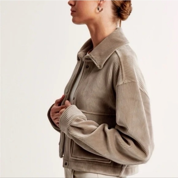 EUC Abercrombie & Fitch Women's Cropped Corduroy Velour Shirt Jacket Tan Size M - Picture 4 of 10